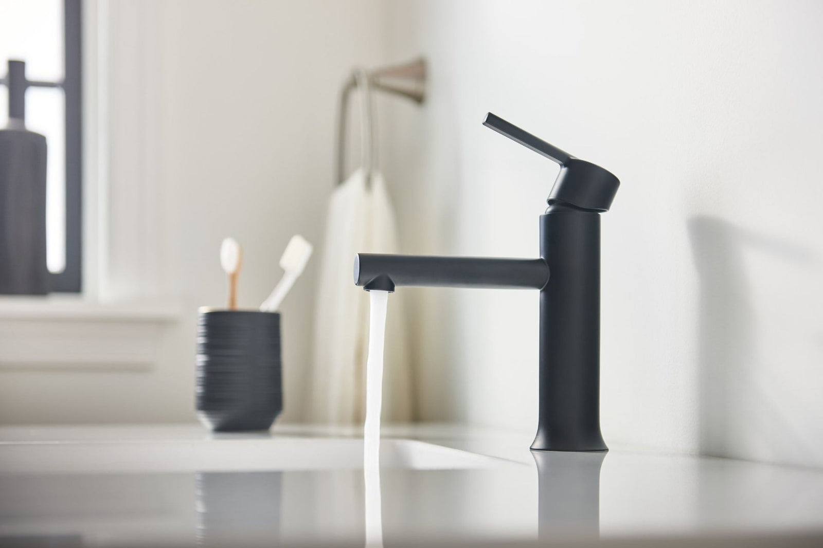 Arlys Single Handle Bathroom Faucet, Matte Black H0T7 - product image 4